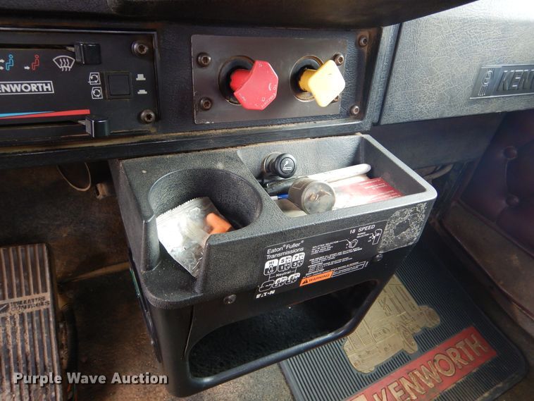 image for item KS9304 1999 Kenworth T800  semi truck