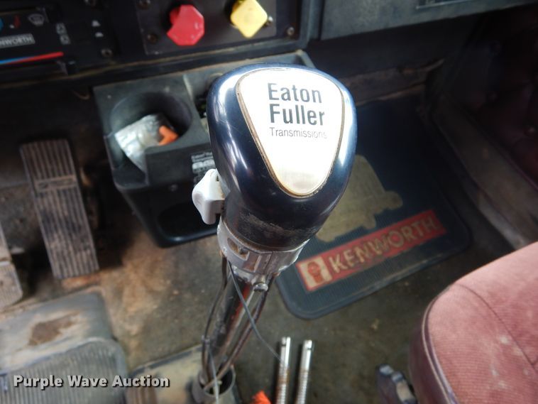 image for item KS9304 1999 Kenworth T800  semi truck