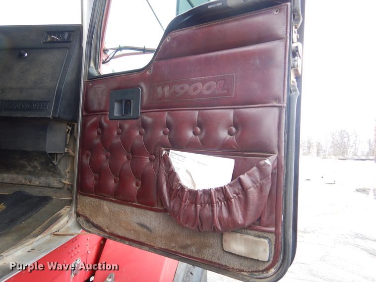 image for item KS9304 1999 Kenworth T800  semi truck