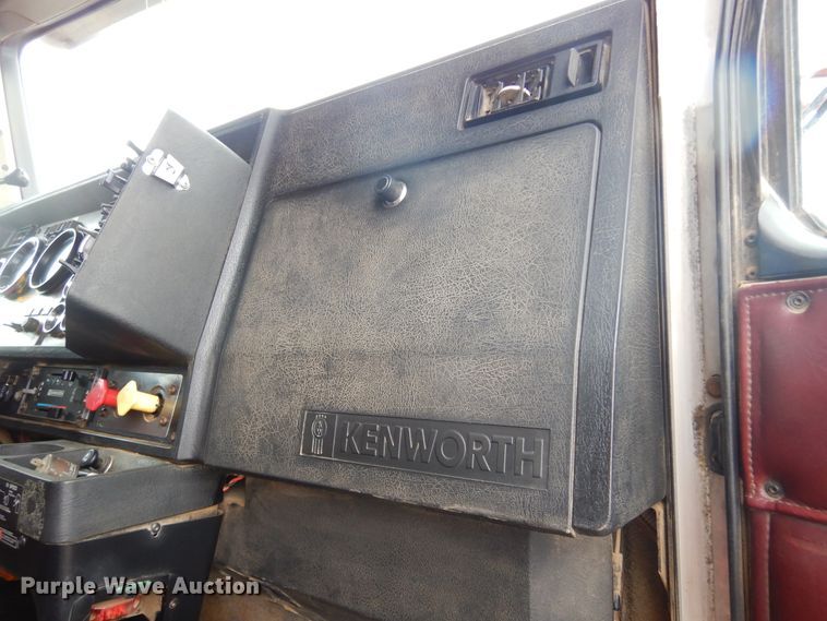 image for item KS9304 1999 Kenworth T800  semi truck