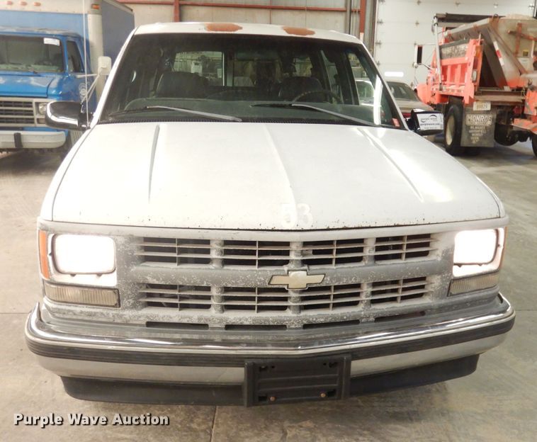 image for item DH8777 1999 Chevrolet Suburban  SUV