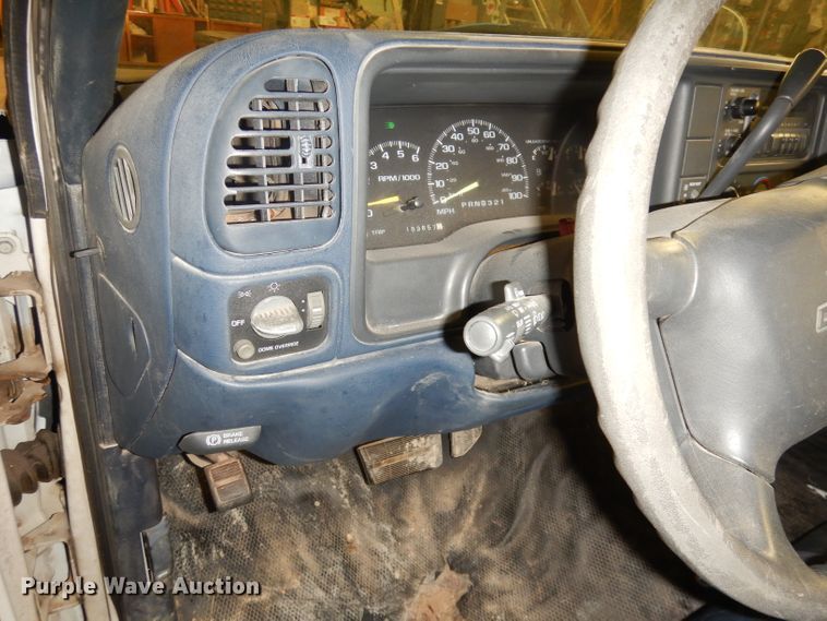 image for item DH8777 1999 Chevrolet Suburban  SUV