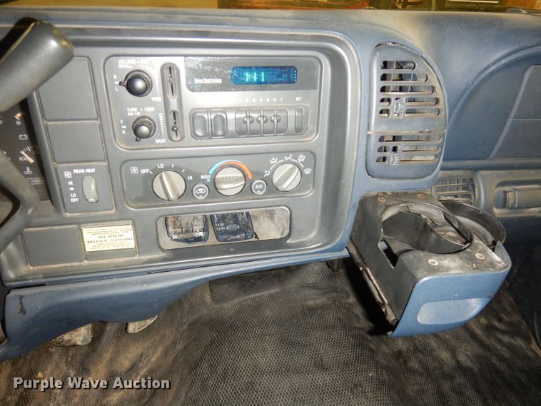 image for item DH8777 1999 Chevrolet Suburban  SUV