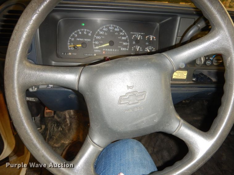 image for item DH8777 1999 Chevrolet Suburban  SUV