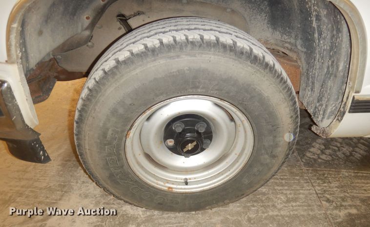 image for item DH8777 1999 Chevrolet Suburban  SUV