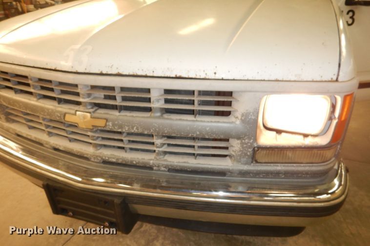 image for item DH8777 1999 Chevrolet Suburban  SUV