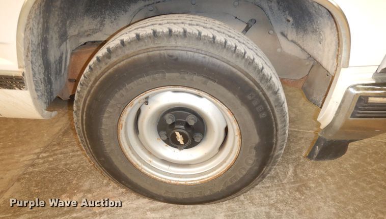 image for item DH8777 1999 Chevrolet Suburban  SUV