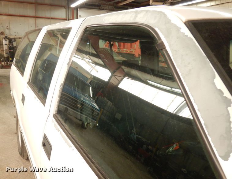 image for item DH8777 1999 Chevrolet Suburban  SUV