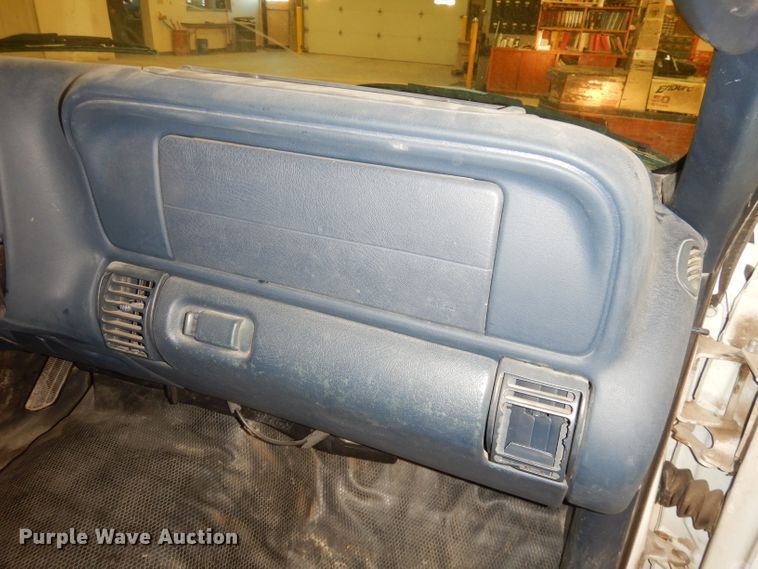 image for item DH8777 1999 Chevrolet Suburban  SUV