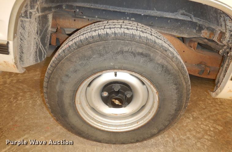 image for item DH8777 1999 Chevrolet Suburban  SUV