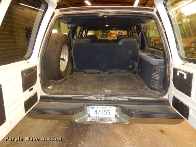 image for item DH8777 1999 Chevrolet Suburban  SUV