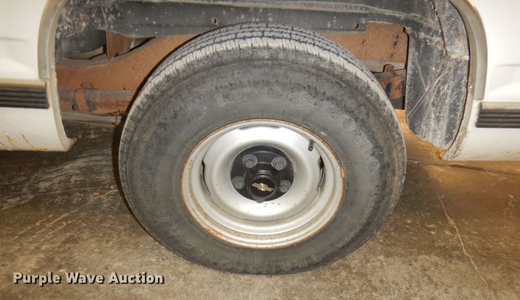 image for item DH8777 1999 Chevrolet Suburban  SUV