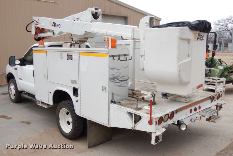 image for item DH8837 2003 Ford F550 Super Duty XL  bucket truck