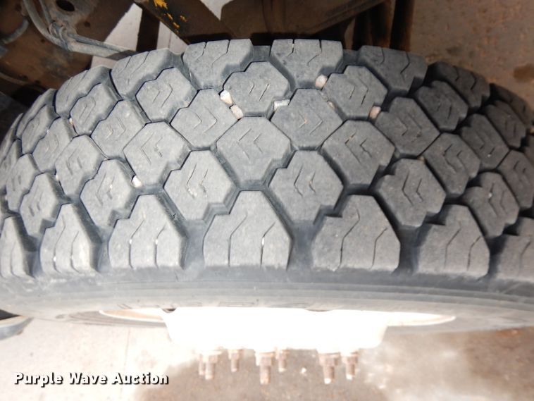 image for item DH8837 2003 Ford F550 Super Duty XL  bucket truck