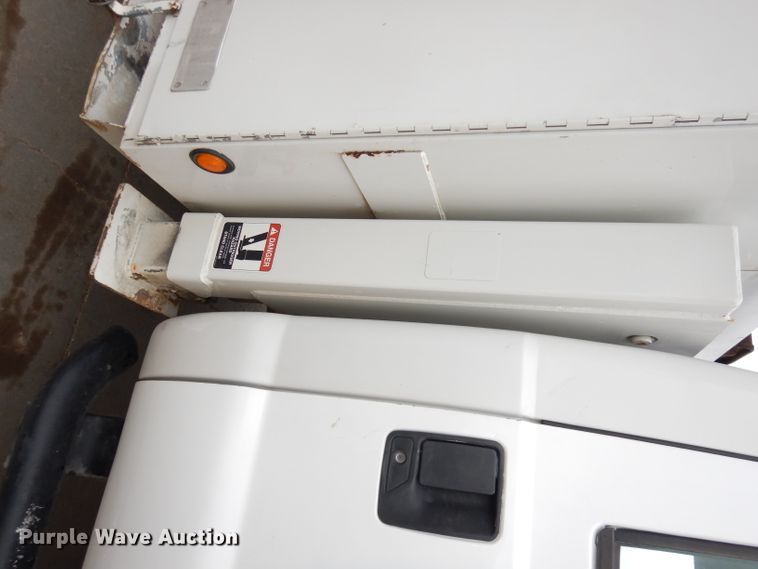 image for item DH8837 2003 Ford F550 Super Duty XL  bucket truck