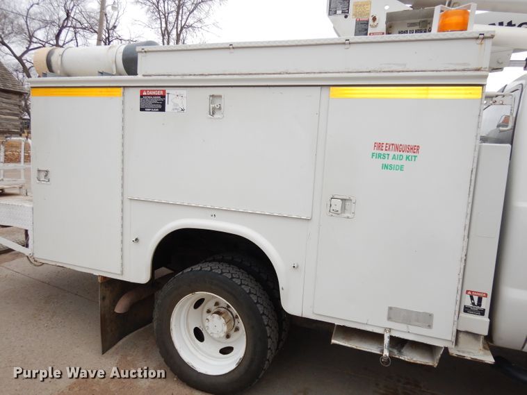 image for item DH8837 2003 Ford F550 Super Duty XL  bucket truck