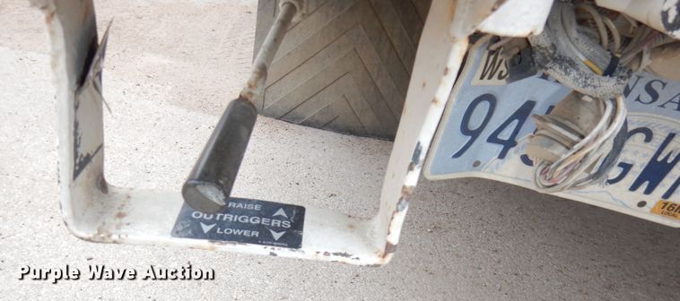 image for item DH8837 2003 Ford F550 Super Duty XL  bucket truck