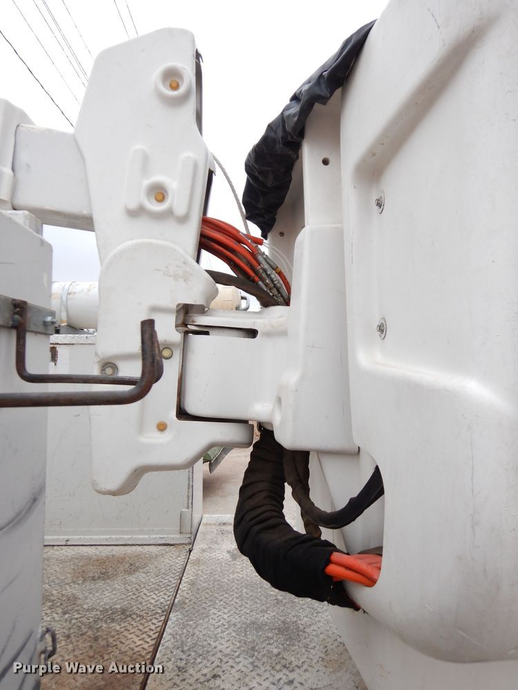 image for item DH8837 2003 Ford F550 Super Duty XL  bucket truck