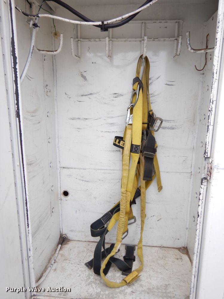 image for item DH8837 2003 Ford F550 Super Duty XL  bucket truck