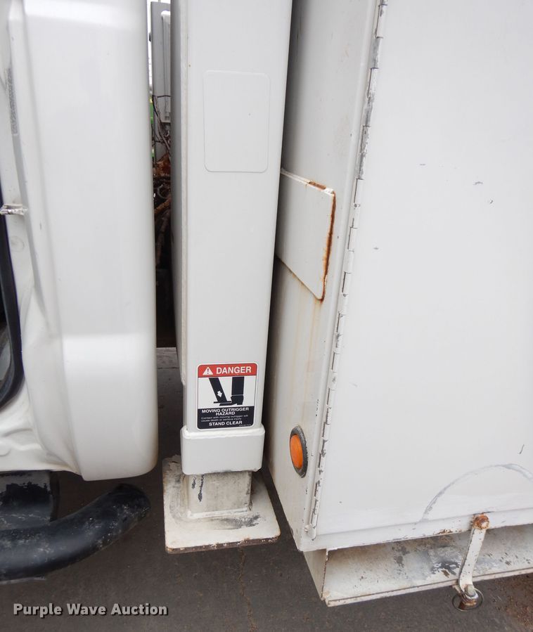 image for item DH8837 2003 Ford F550 Super Duty XL  bucket truck