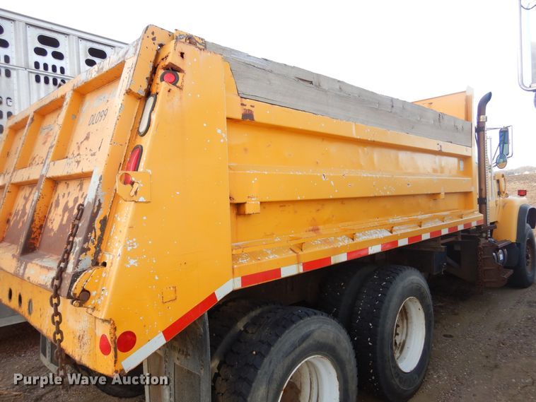 image for item DK3481 1995 Ford LT8000  dump truck
