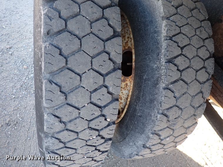 image for item DN2454 2002 International 4700  dump truck