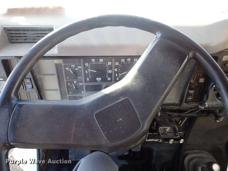 image for item DN2455 2002 International 4700  dump truck