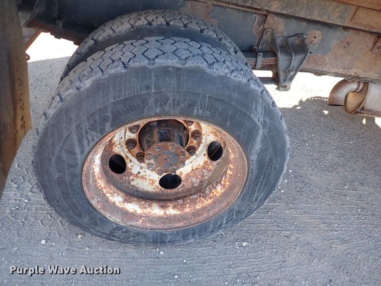 image for item DN2455 2002 International 4700  dump truck