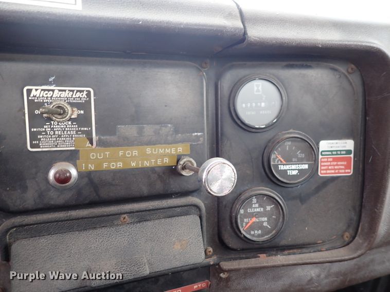 image for item DN2478 1981 International 1754  water truck