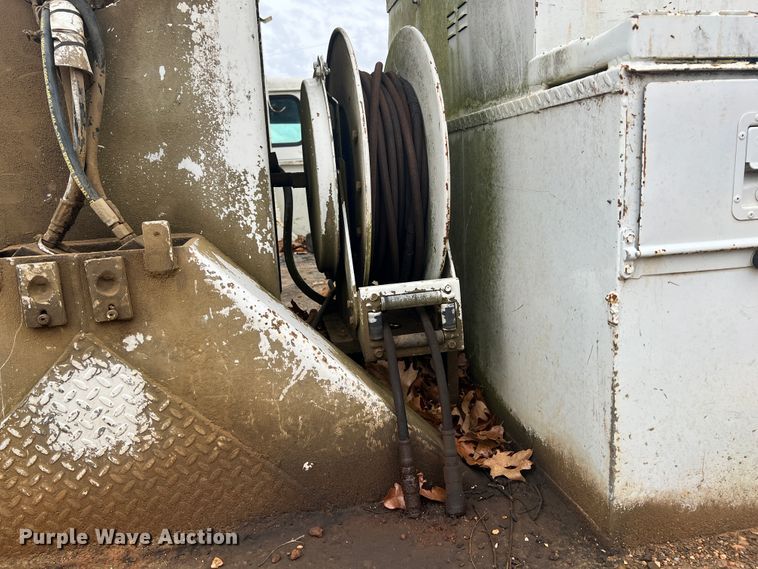 image for item ID9645 2002 International 4800  digger derrick truck