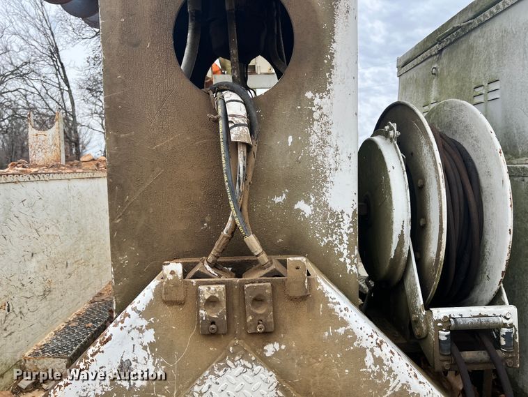 image for item ID9645 2002 International 4800  digger derrick truck