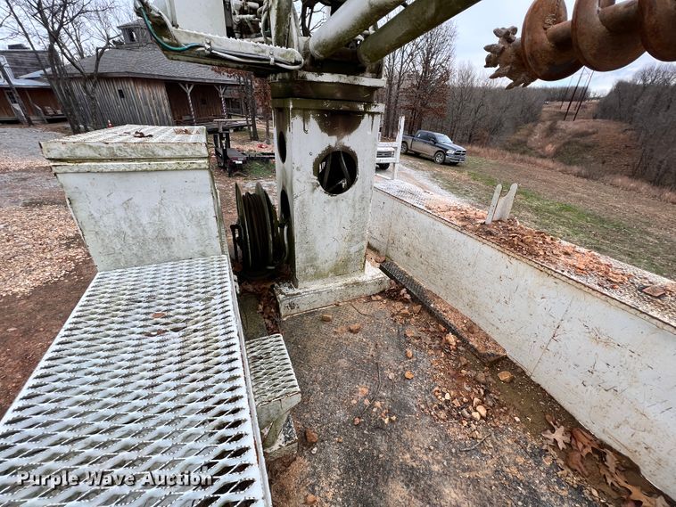 image for item ID9645 2002 International 4800  digger derrick truck