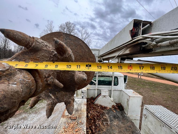 image for item ID9645 2002 International 4800  digger derrick truck