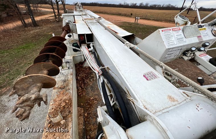 image for item ID9645 2002 International 4800  digger derrick truck