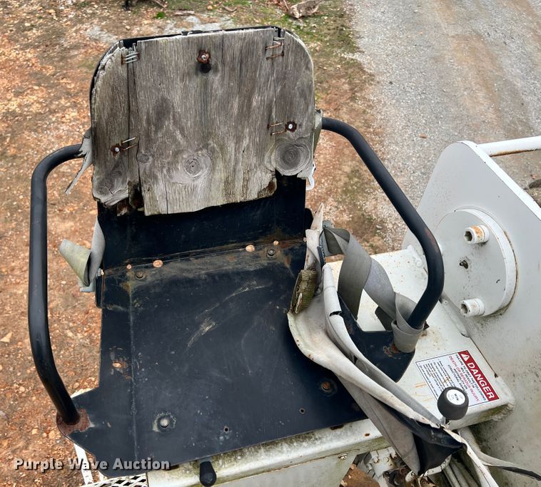 image for item ID9645 2002 International 4800  digger derrick truck