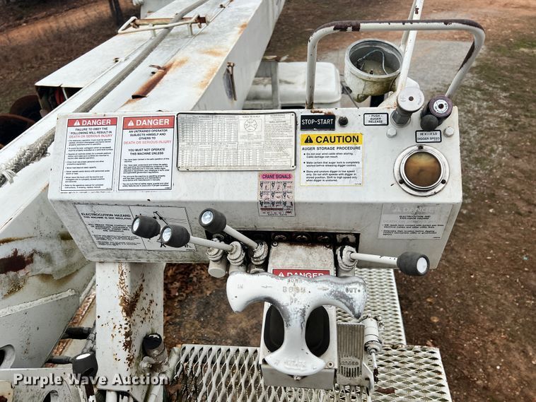 image for item ID9645 2002 International 4800  digger derrick truck