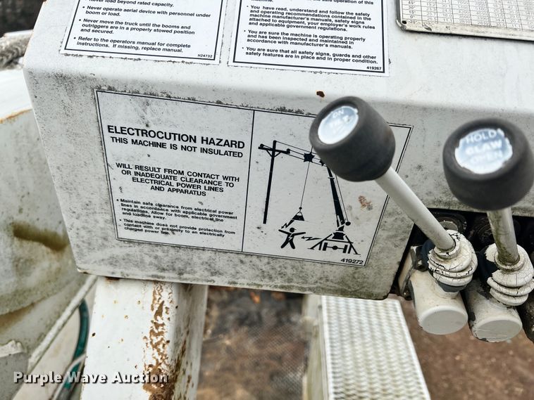 image for item ID9645 2002 International 4800  digger derrick truck