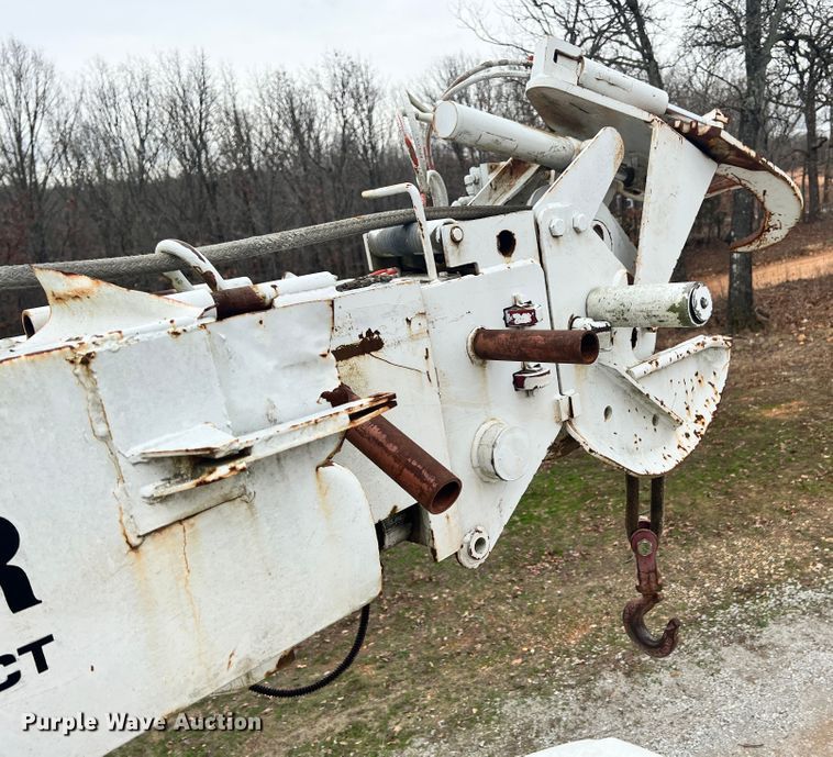 image for item ID9645 2002 International 4800  digger derrick truck