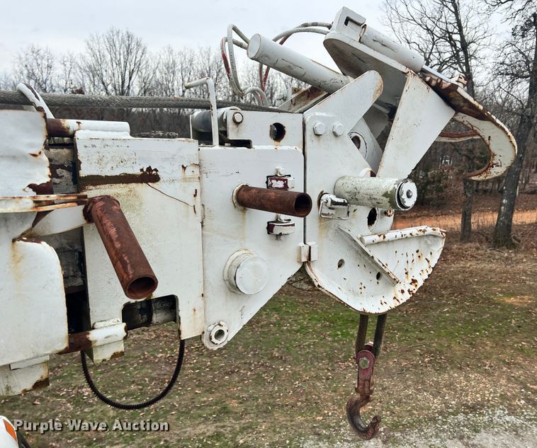 image for item ID9645 2002 International 4800  digger derrick truck