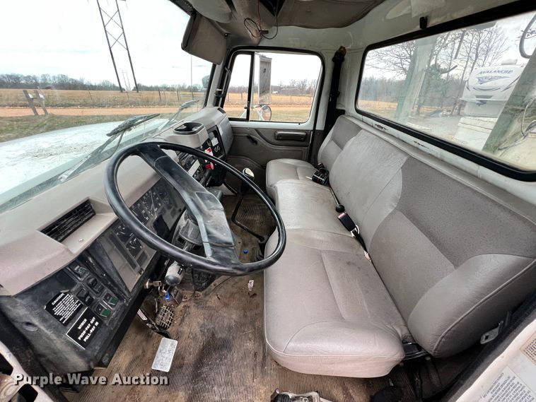 image for item ID9645 2002 International 4800  digger derrick truck