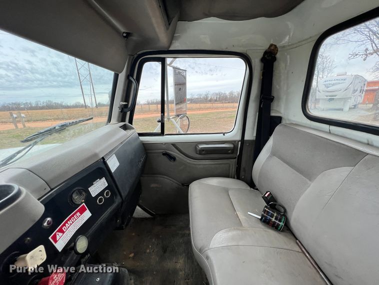 image for item ID9645 2002 International 4800  digger derrick truck