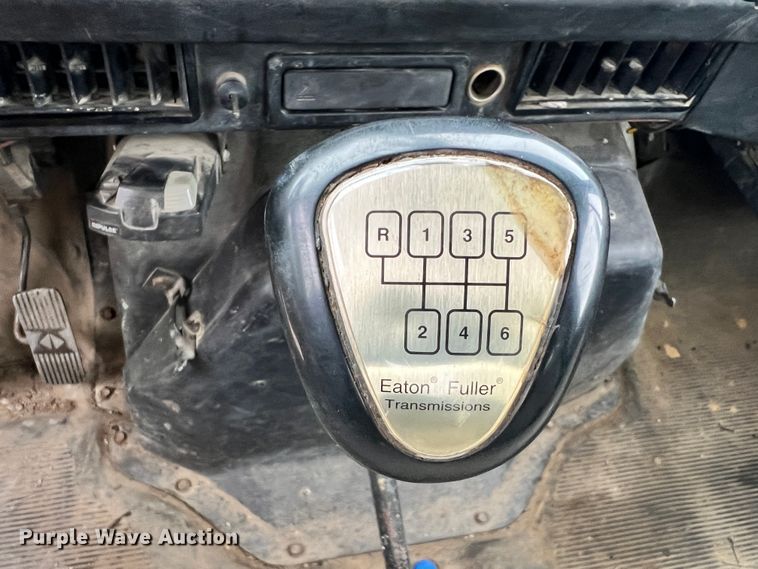 image for item ID9645 2002 International 4800  digger derrick truck