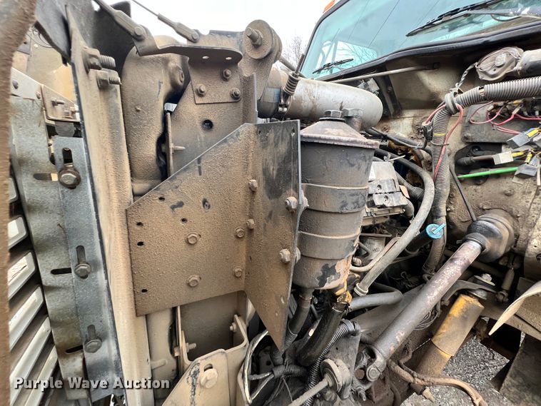 image for item ID9645 2002 International 4800  digger derrick truck