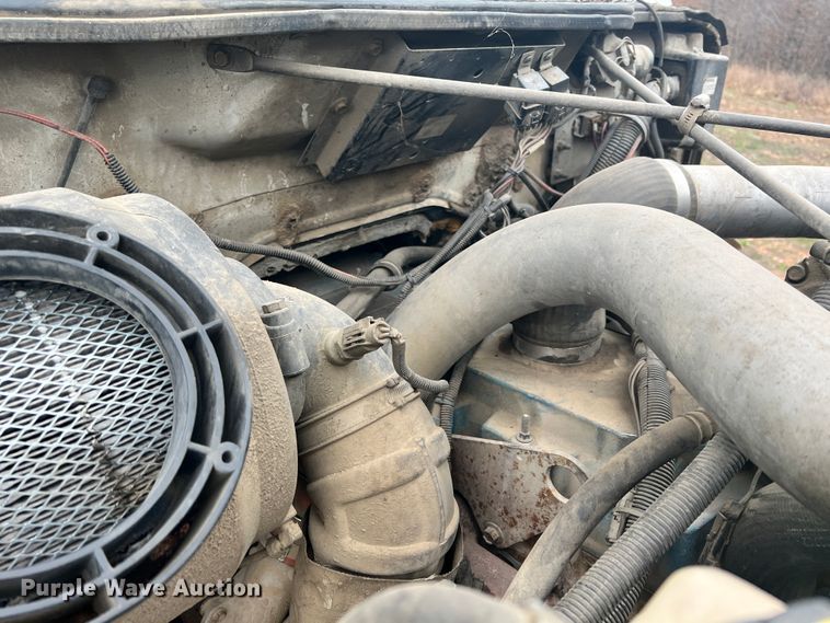 image for item ID9645 2002 International 4800  digger derrick truck