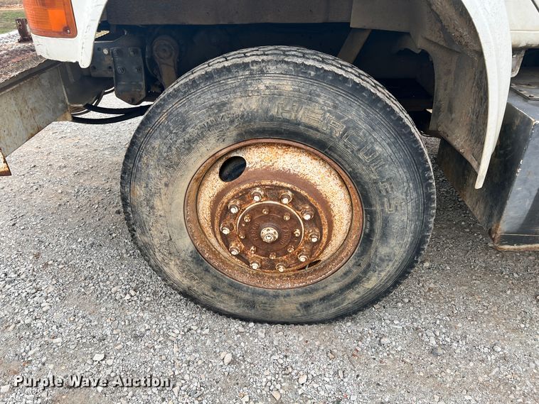 image for item ID9645 2002 International 4800  digger derrick truck