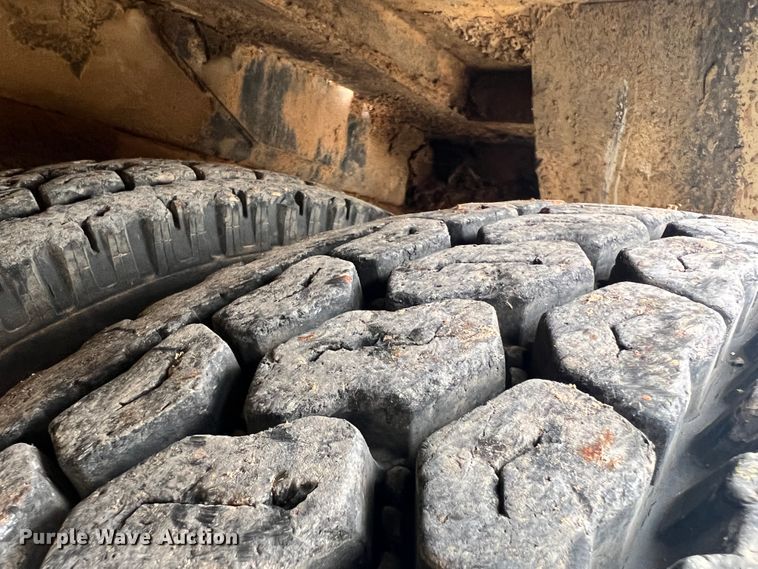 image for item ID9645 2002 International 4800  digger derrick truck