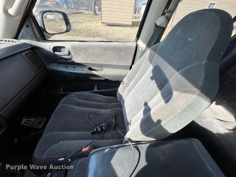 image for item ID9653 2002 Dodge Dakota  Quad Cab pickup truck