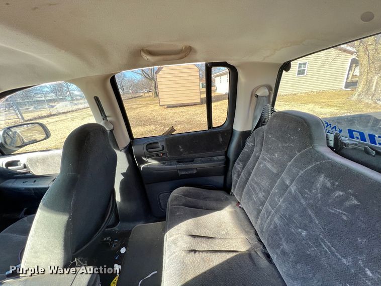 image for item ID9653 2002 Dodge Dakota  Quad Cab pickup truck