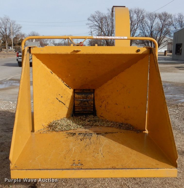 image for item IE9572 1996 Vermeer BC935  wood chipper