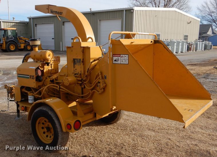 image for item IE9572 1996 Vermeer BC935  wood chipper